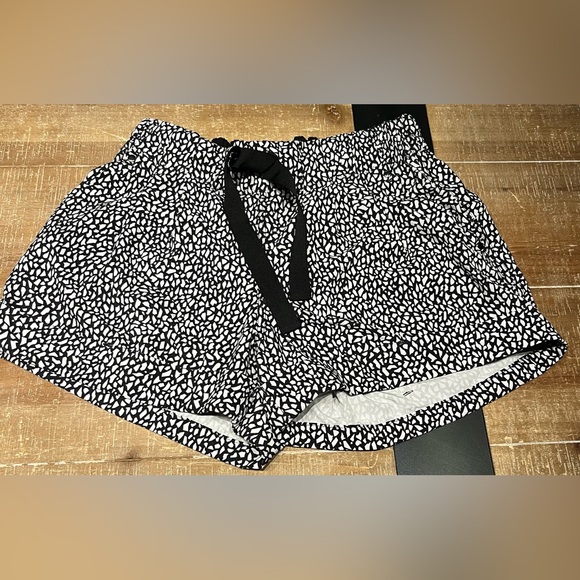 🖤 Lululemon Spring Break Away Short
Miss Mosaic Black - Picture 5 of 11